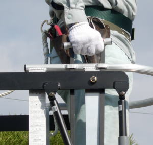 本宏のクレーンゴンドラの解除グリップの操作